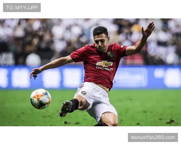 从边锋到翼卫:AC米兰球员莱奥专访,谈其在新角色中的攻防职责变化 从边锋到翼卫:AC米兰球员莱奥专访,谈其在新角色中的攻防职责变化